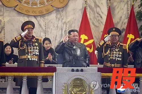 朝鲜大阅兵士兵三声“万岁”震天响